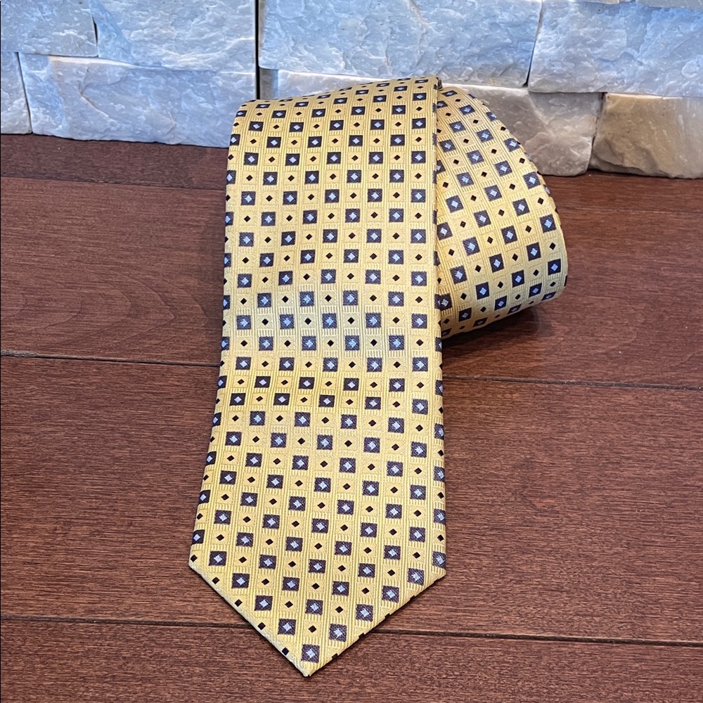 5/$25 Sophisticated Yellow and Black Geometric Tie